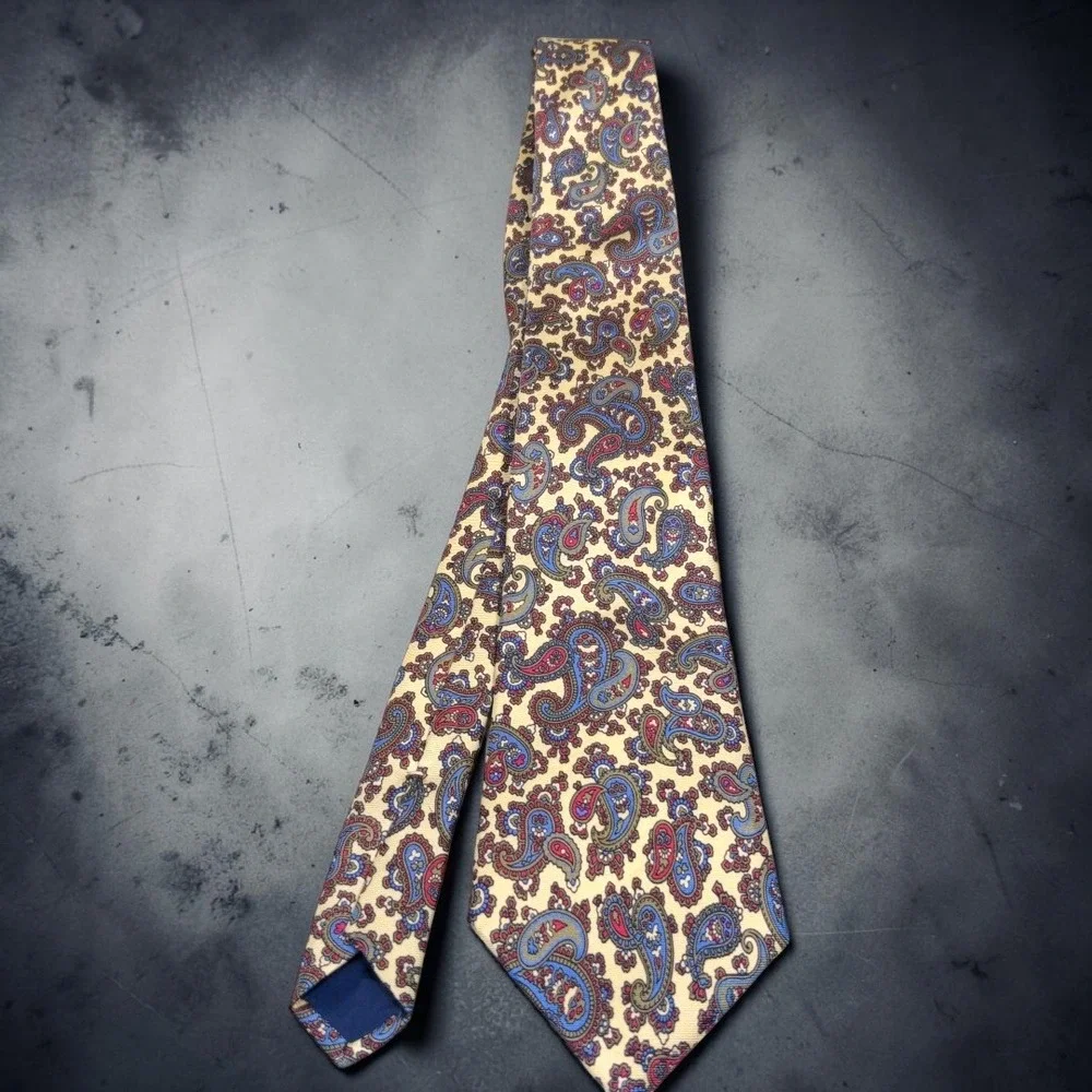 Van Heusen 417 Paisley Tie Vintage Mens Silk Necktie Cream Blue Red Made in USA‎